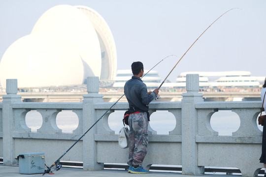 珠海市大剧院日月贝钓鱼人图片