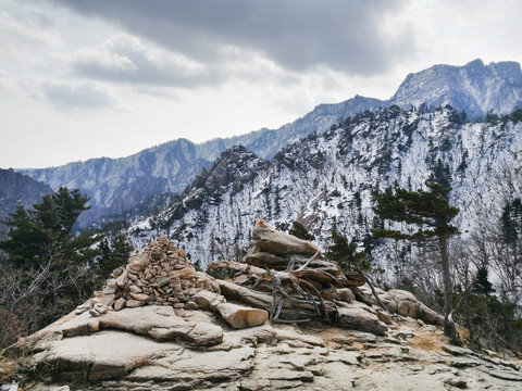 雪山岩石