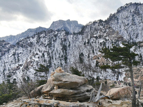 雪山山岩