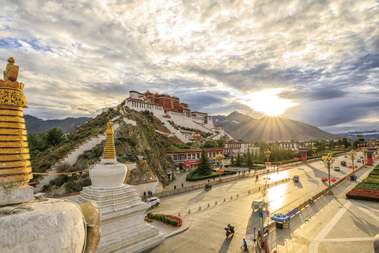 西藏拉萨布达拉宫晨光日出