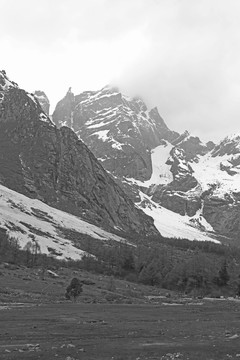 黑白雪山