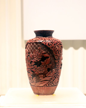 民国雕花瓷胎花瓶