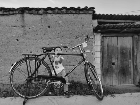 老照片童年记忆之老式自行车