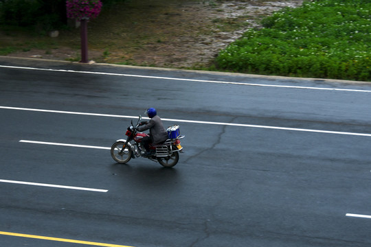 下雨天骑摩托车的人