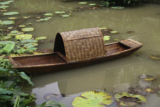 河道乌篷船