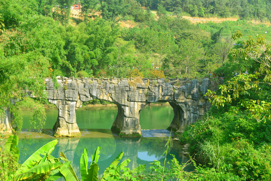 贵州荔波大七孔青山绿水和石桥