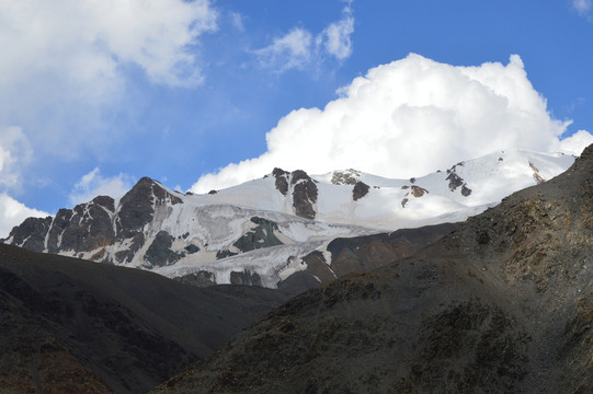 岗什卡雪峰