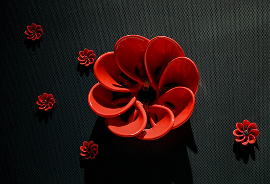 上海世博会委内瑞拉馆的陶瓷红花