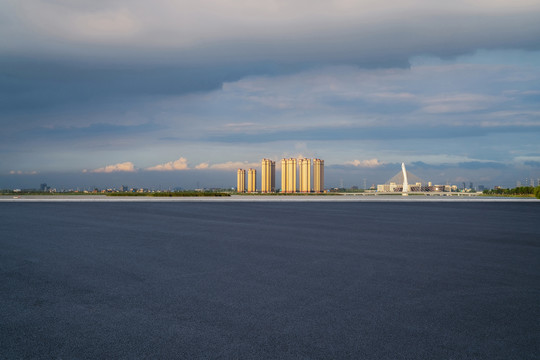 中国苏州城市建筑和柏油马路