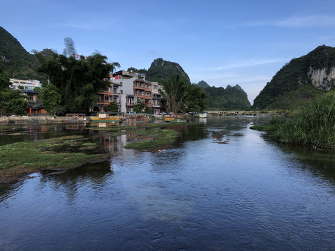 依山傍水而居