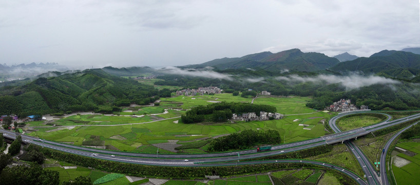 高速公路旁雨后的稻田田野航拍