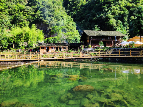 青山绿水倒影