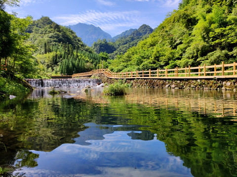 水天一色晴空倒影