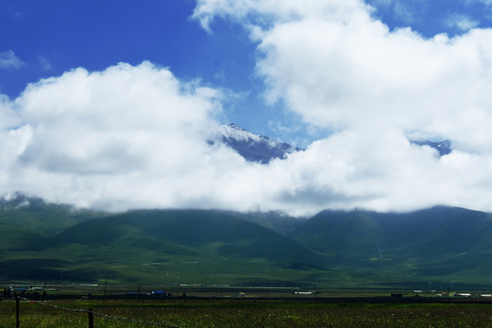 岗什卡雪山群峰