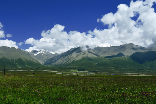 岗什卡雪山群峰