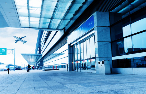上海浦东机场乘客进入航站楼