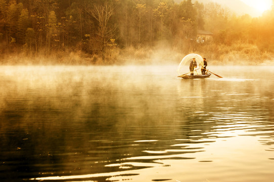 清晨渔民湖中撒网捕鱼