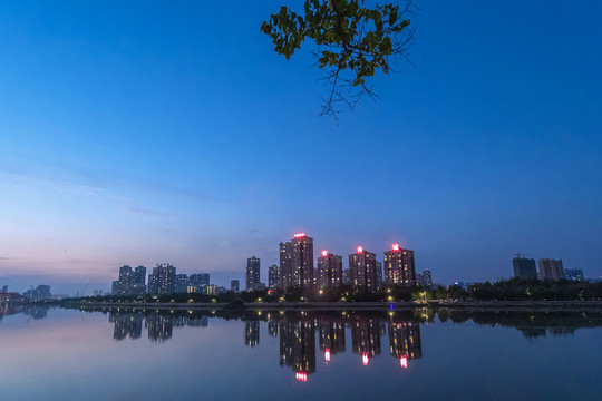 水边的领秀城夜景