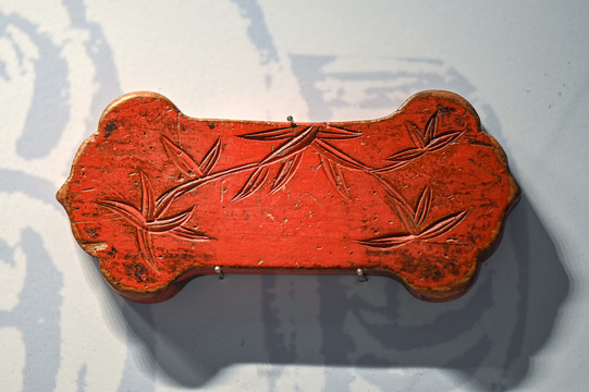 古代红色雕刻绕线板
