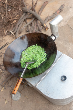 乡村灶台炒四季豆