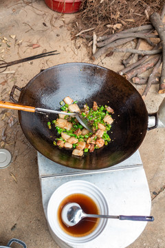 乡村柴火厨房青椒炒肉