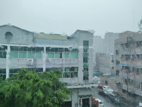 暴雨下的工业区