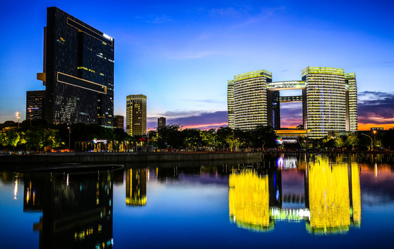 杭州钱江新城市民中心夜景