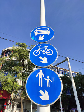马路交通指示牌
