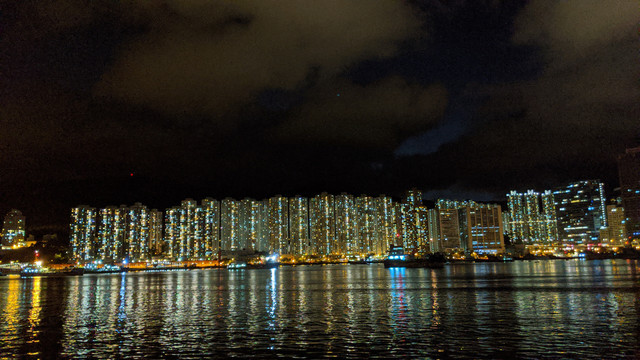 香港居民楼群夜景