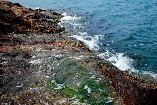 海岸礁石海浪