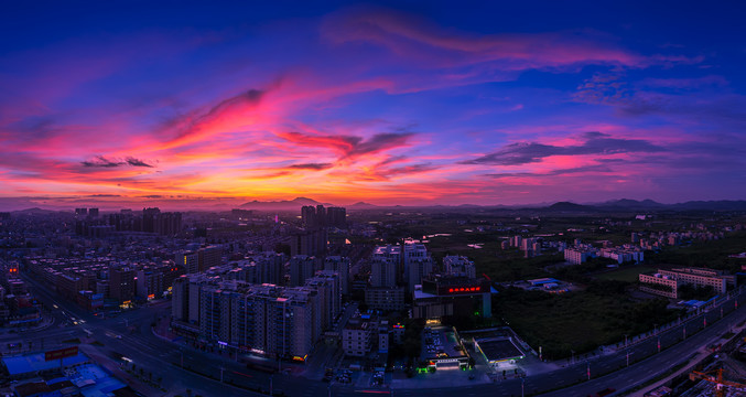 城镇朝霞全景图