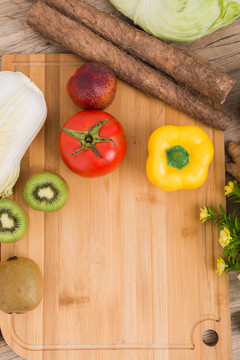 木纹桌子上的新鲜蔬菜水果混搭配