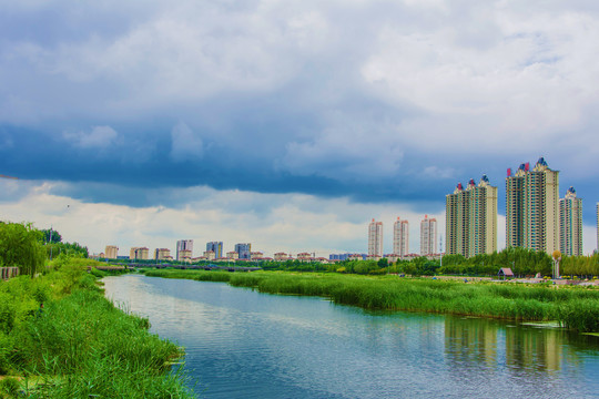 鞍山万水河与河岸上的建筑群