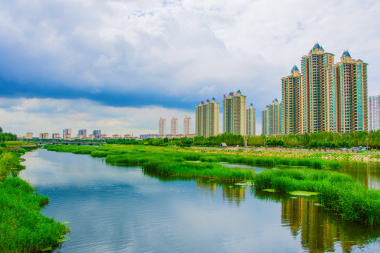 鞍山万水河与河岸上住宅建筑群