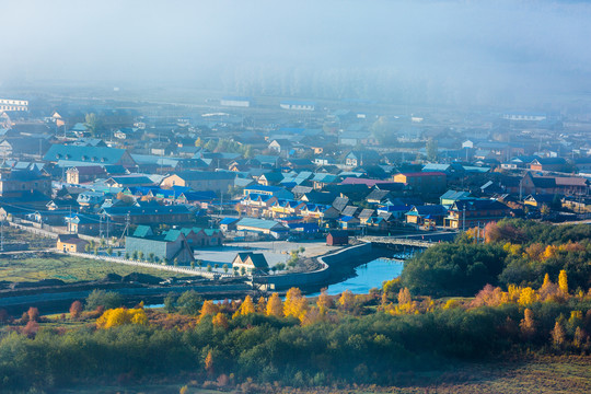 秋季晨雾山村小镇