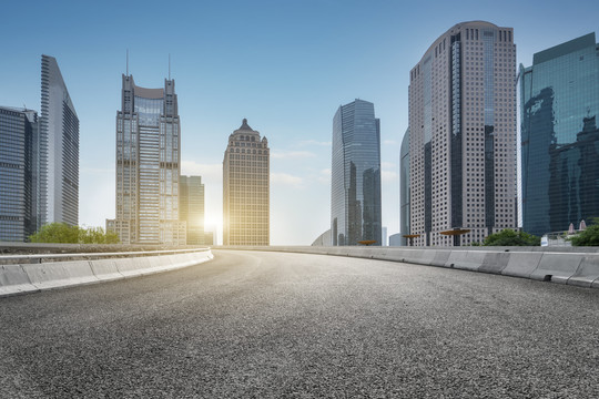 公路弯道和建筑景观