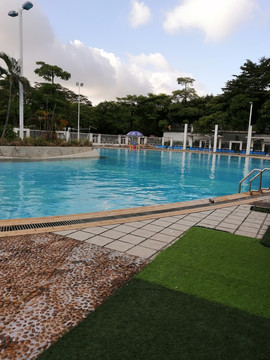 酒店蓝色游泳池水