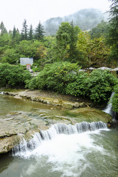 青城山后山溪流瀑布