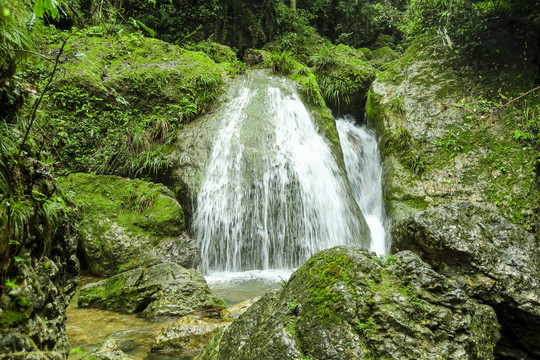 青城山后山溪水瀑布