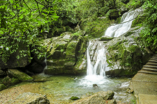 青城山后山溪水瀑布