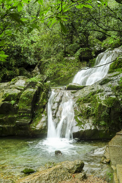 青城山后山溪流瀑布