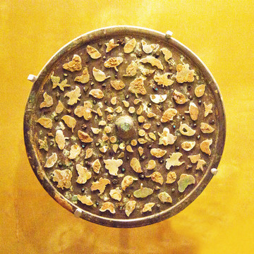 唐代镶绿松石螺钿折枝花镜