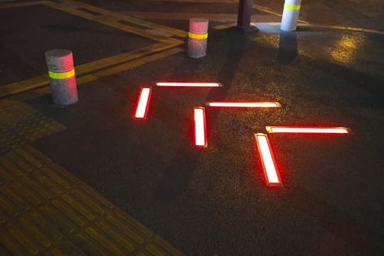 人行道地面红绿灯