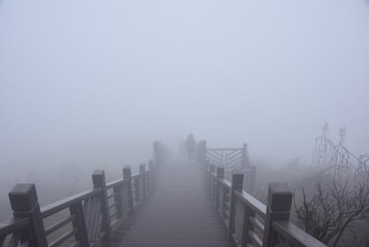 蓝山县云冰山风景区云雾缭绕