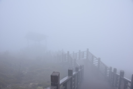 云冰山登山台阶云雾弥漫