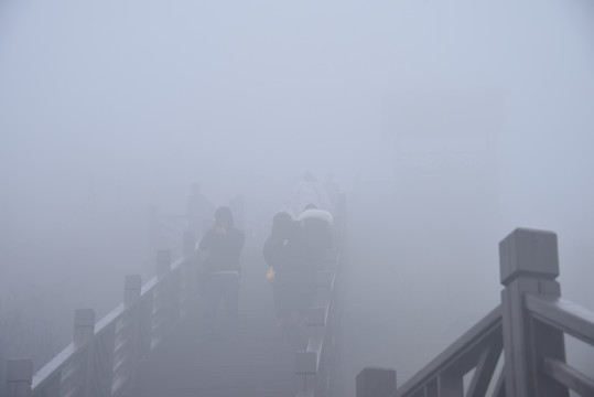 登山台阶云雾缭绕