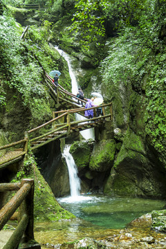 青城山后山溪水瀑布