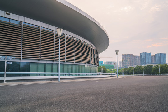 中国南京城市现代建筑和宽阔公路