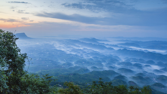宜宾蜀南竹海晨雾缭绕的丘陵