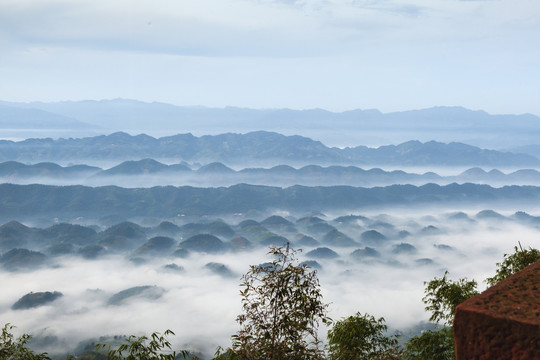 宜宾蜀南竹海晨雾缭绕的丘陵